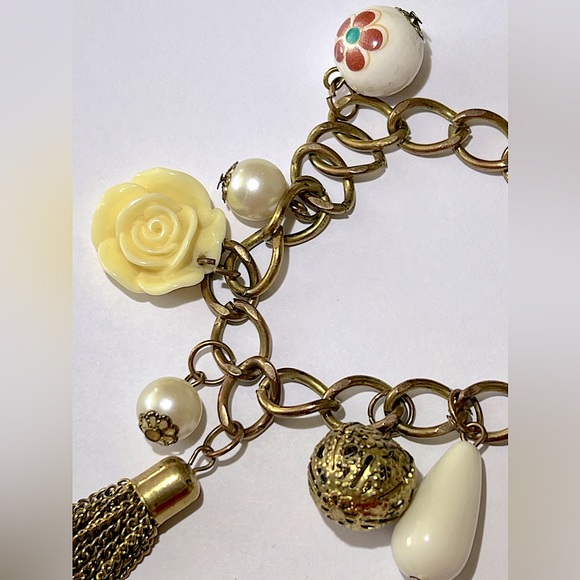 🩷 Vintage Gold Tone Charm Bracelet - Picture 5 of 9